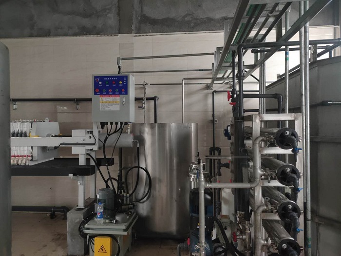 真空低溫熱泵蒸發器.jpg 真空低溫熱泵蒸發器.jpg